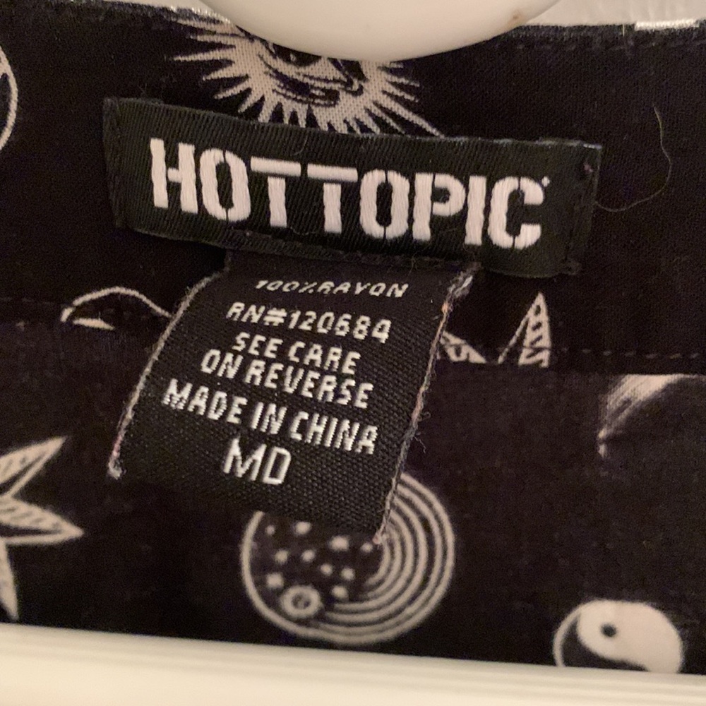 Hot topic sun and moons top MD